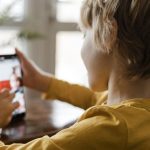 Чи мають право батьки забирати телефон у дитини