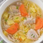 Суп з макаронами і куркою: класика домашнього тепла